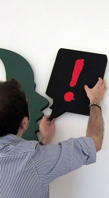 DeRev Roberto Esposito posiziona il logo della startup di crowdfunding social media e strategia digitale